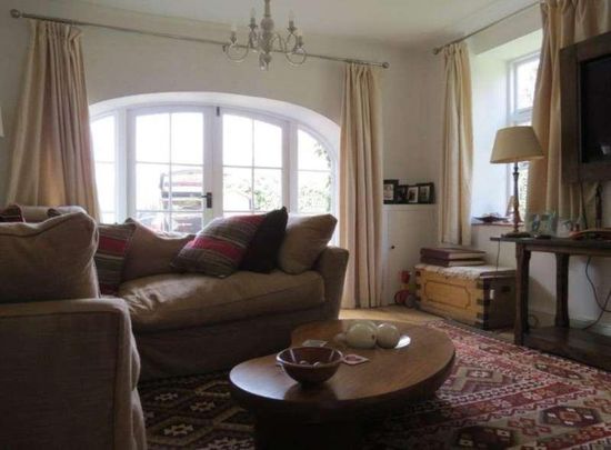 Linden Lodge, George Lane, SN8 - Photo 1