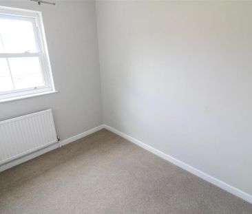 2 bedroom end of terrace house to rent - Photo 5