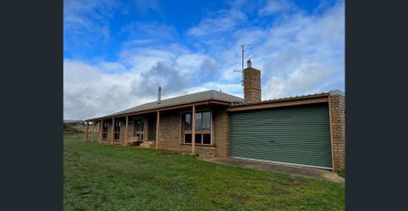 Spacious Family Home with Stunning Views - Photo 3