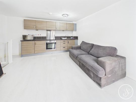 Holts Crest Way, Leeds - Photo 1
