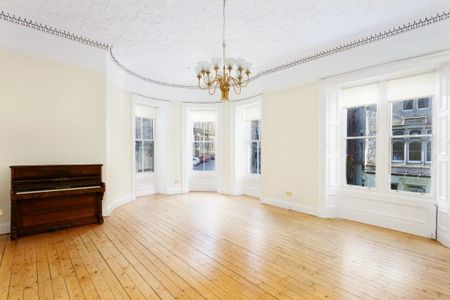 3 bedroom flat to rent - Photo 2