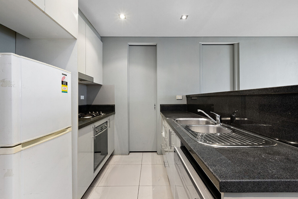 Modern 2-Bedroom Apartment in the Heart of Burwood - Luxury, Comfort & Convenience - Photo 1