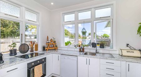 Character Cottage + Huge Garden - Photo 5