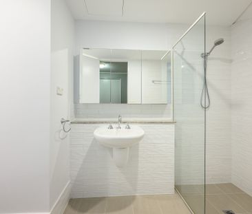 Immaculate Warehouse Living: Freshly Updated & Fully Equipped - Photo 5