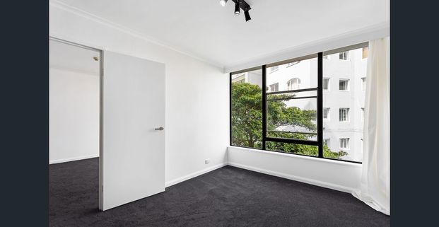 Exclusive Elizabeth Bay Gardens - Renovated/Sun Filled/Unfurnished - Photo 1