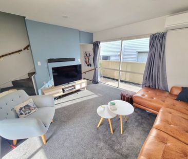 Contemporary Living and Urban Style - Photo 2