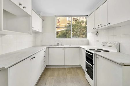 Refreshed bright and spacious apartment - Photo 3