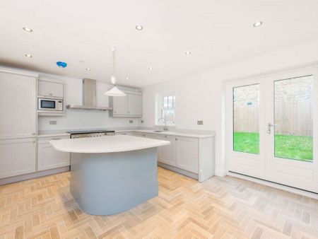 Five bedroom semi detached family home in excellent condition throughout, in a sought after central location. - Photo 5