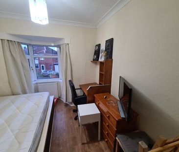 4 Bed - 52 Eden Drive, Burley, Leeds - LS4 2TN - Student - Photo 2