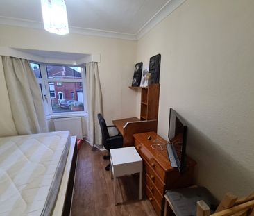 4 Bed - 52 Eden Drive, Burley, Leeds - LS4 2TN - Student - Photo 3