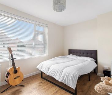 4 bedroom semi-detached house to rent - Photo 4