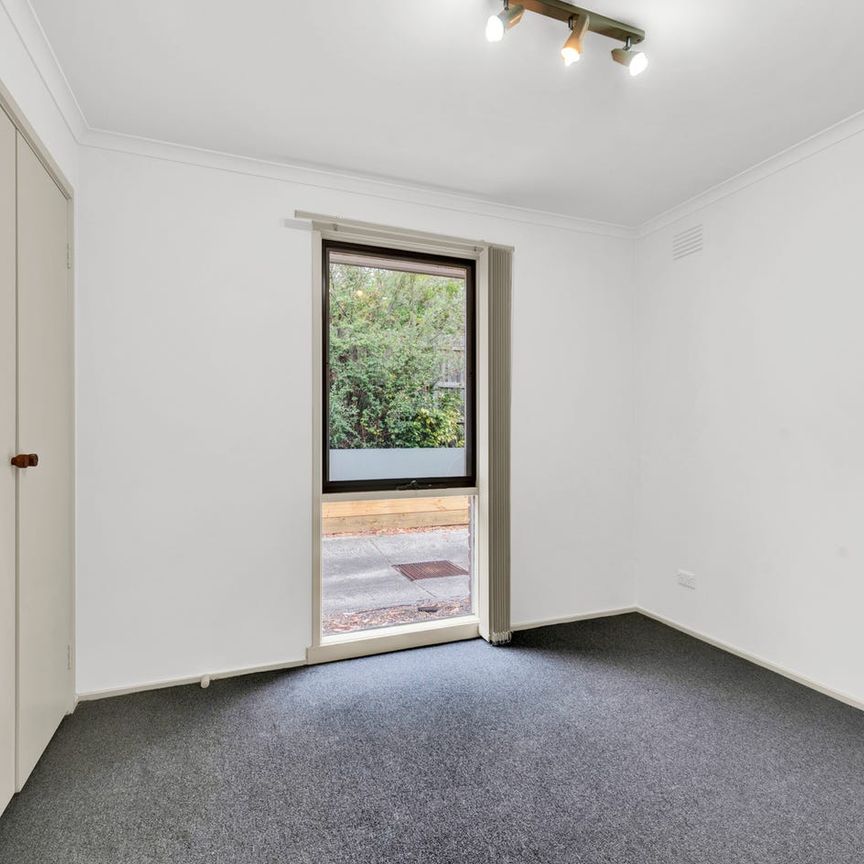 SPACIOUS 3 BEDROOM HOME ONE OF TWO ON THE BLOCK! - Photo 1