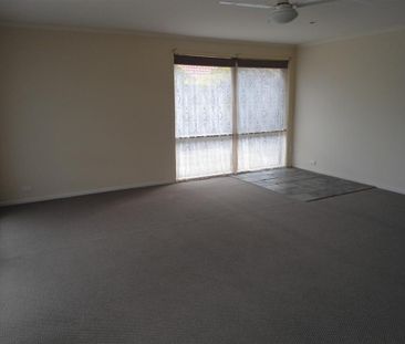 charming 3 bedroom home - Photo 3