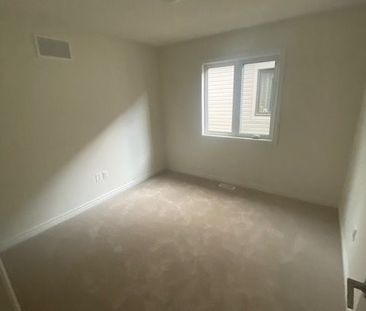 For Lease - 92 Phoenix Boulevard, Barrie, Ontario - Photo 4