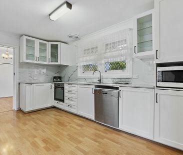 Stylish, comfortable, and perfectly positioned for easy living - Photo 5