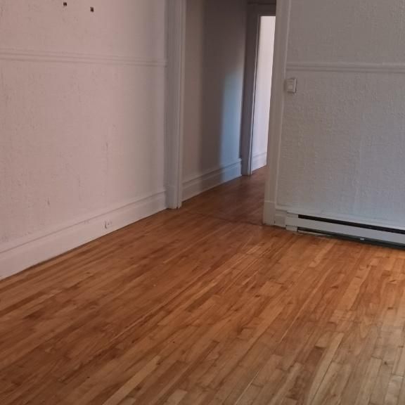 METRO PIE-1X GRAND 5 1/2 LIBRE +STATIONNEMENT - Photo 1