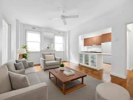 Ground Floor Apartment with Spacious Layout in Prime Rose Bay Location - Photo 2