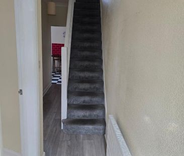4 bedroom semi-detached house to rent - Photo 2