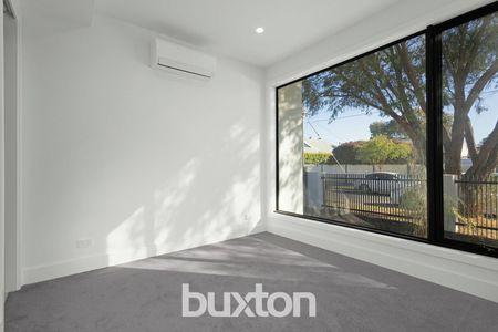 BLISS ON BAYSIDE - Photo 2