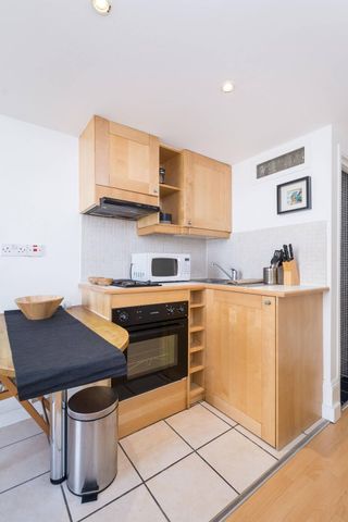 A bright split level studio apartment with a private balcony in Pimlico, London SW1V - Photo 3