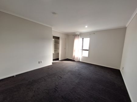 Spacious 2 bedroom Apartment - Photo 2