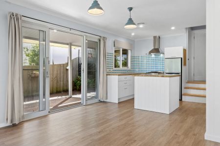 Charming Cottage Centrally located - Photo 4