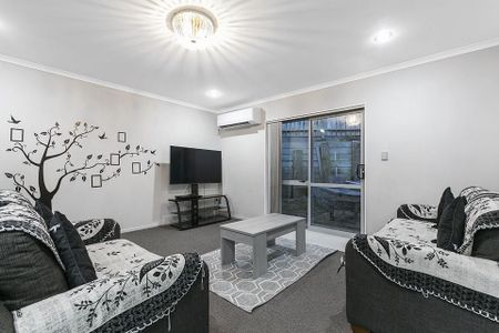 Spacious 4-Bedroom Family Home in Vibrant Te Atatu - Photo 3