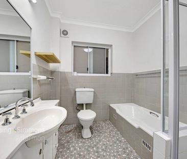 Oversized, Bright and Neat one Bedroom Apartment (with AC) ! - Photo 5