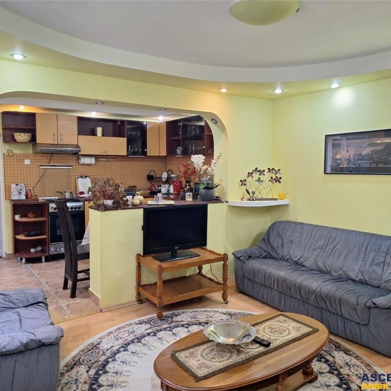 Casa Bartolomeu, pe doua nivele, stil deosebit, curte comuna - Fotografie 1
