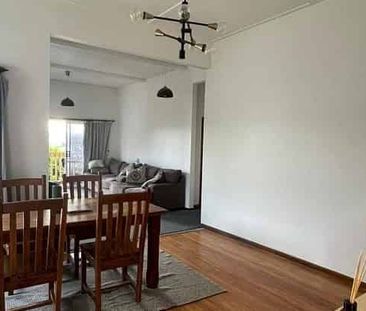 Large 4 Bedroom home + 1 Bedroom self contained - Photo 5