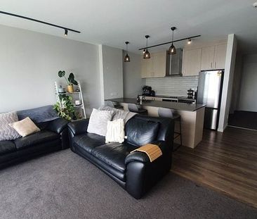 Perfect lock up and go! Furnished 2 bed + study - Photo 5