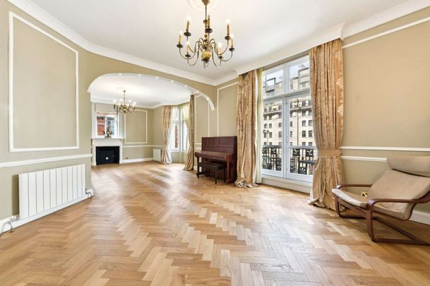 Spacious four bedroom apartment in portered red brick mansion block. - Photo 1