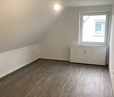 Top sanierte 1,5 Zimmer Dachgeschoss Wohnung, sofort anmietbar! - Foto 1