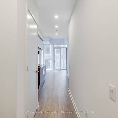 Feels brand new high ceilings yonge/eglinton! - Photo 3