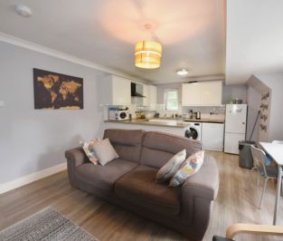 2 bedroom Flat in Flat 8, Leeds - Photo 6