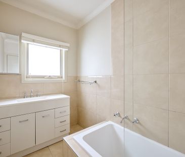BEAUTIFUL THREE BEDROOM FAMILY HOME - Photo 5