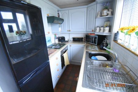 2 bedroom semi-detached house to rent - Photo 5