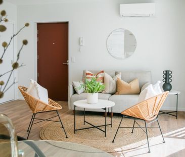 Cute, Light 2 bedroom 2 bathroom Apartment - Photo 4