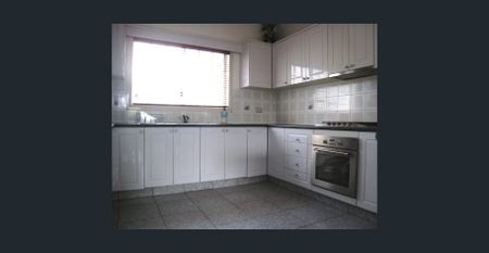 Modern 3-bed home with city and parkland views - Photo 2