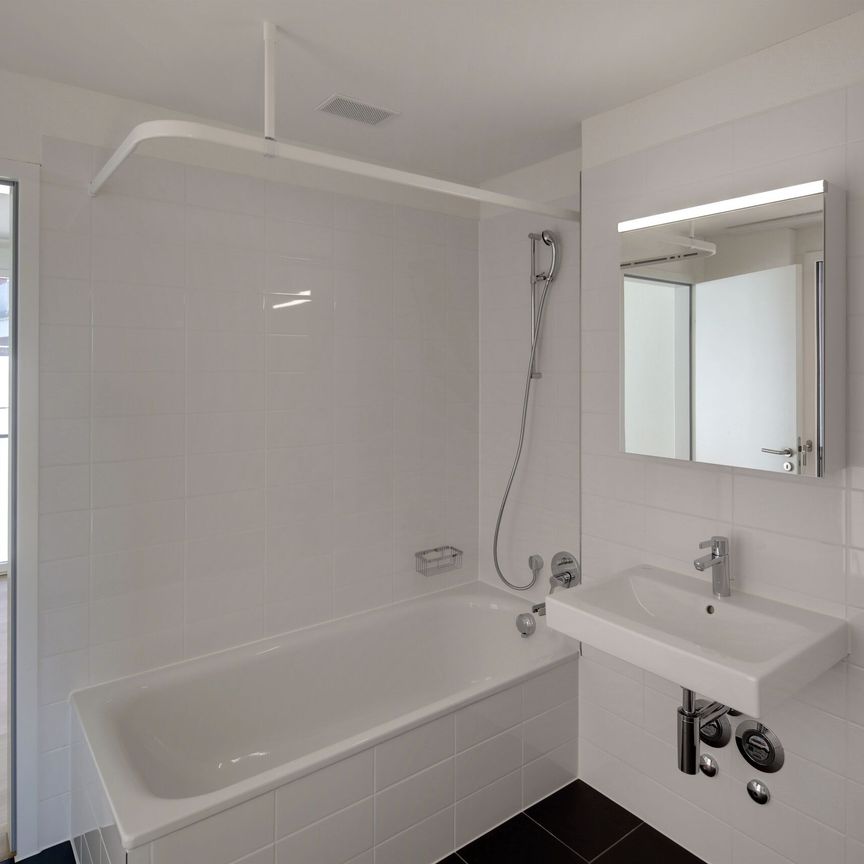 Helle und moderne Wohnung - Photo 1