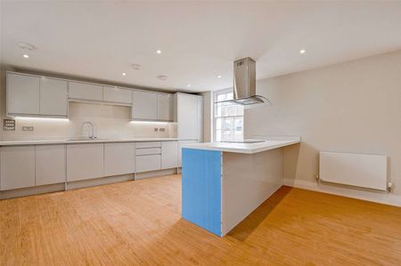 A modern three bedroom, two bathroom apartment with car parking for one car in the heart of Windsor Town centre. - Photo 2