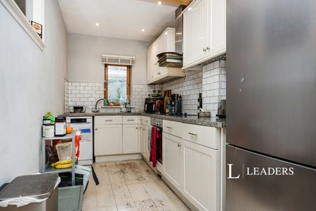 3 bedroom house to rent Sonic Court, GU1 - Photo 5