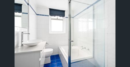 Stylish Two Bedroom Apartment in Brighton-Le-Sands - Photo 4