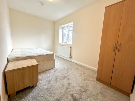 Double Room To Let - HP12 - Photo 1