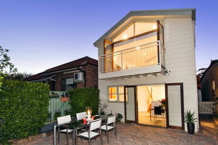 Two level modern home - Photo 2