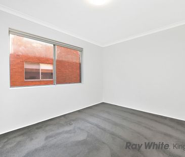Sun Filled 2 Bedroom Unit - Photo 4