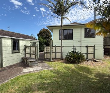 Versatile Dual-Living Home - Ideal for Large Families or Shared Living - Photo 1