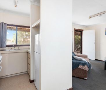 Neat & Tidy 2-Bedroom Home on a Spacious Block! - Photo 5