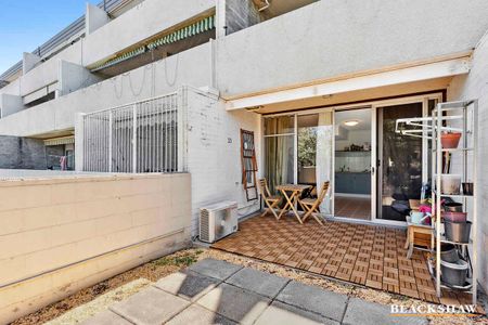 One Bedroom Apartment on Ground Level with Courtyard - Photo 2