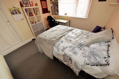3 bedroom House in Walmsley Road, Leeds - Photo 1